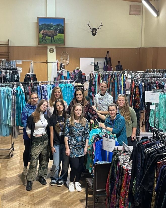 Dnes startuje druhý den Bazárku a my se moc těšíme na každého, kdo se zastaví 💙 Čekají tu na vás krásné šaty, tuniky a...