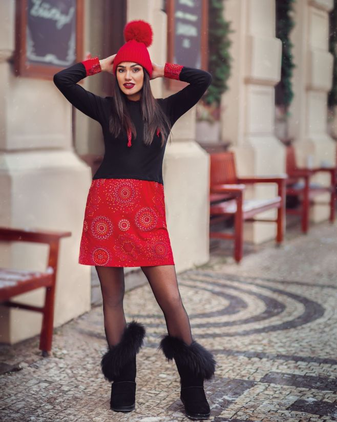 Šaty Asma – kombinace pohodlí, ženskosti a krásných mandal ✨ Černá s červenou, promyšlený střih, kapuce s kontrastní...